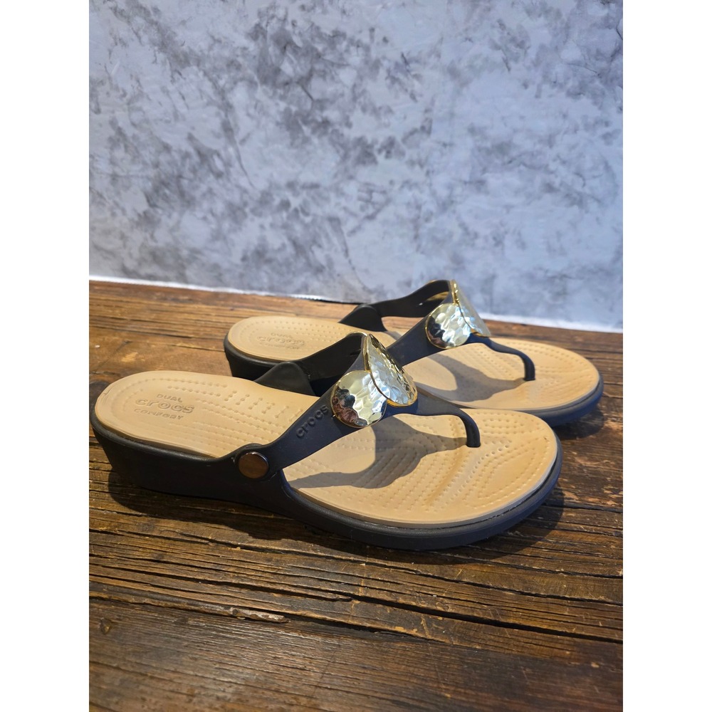 Crocs Sanrah Hammered Circle Wedge Sandals Black Tan Gold Medallion Womens 10 - Picture 2 of 6